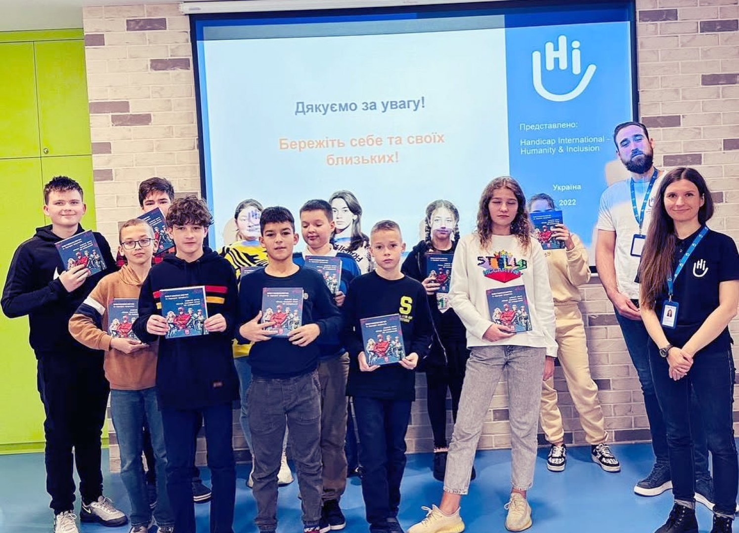 Запрошені гості ведуть лекцію для учнів із правил безпеки