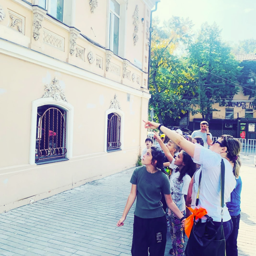 Діти із учителем на екскурсії містом Дніпро